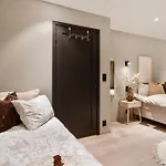 Вилла Luxurious In The Heart Of With Private Parking