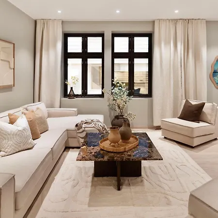 Luxurious In The Heart Of With Private Parking Villaer
